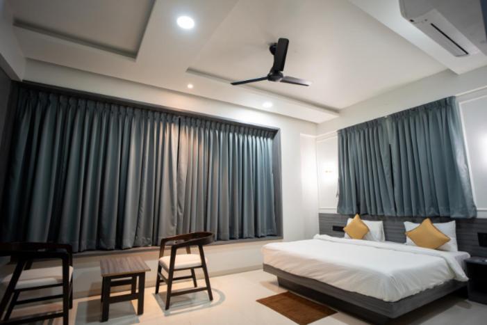 Hotel Oberon Solapur Dış mekan fotoğraf